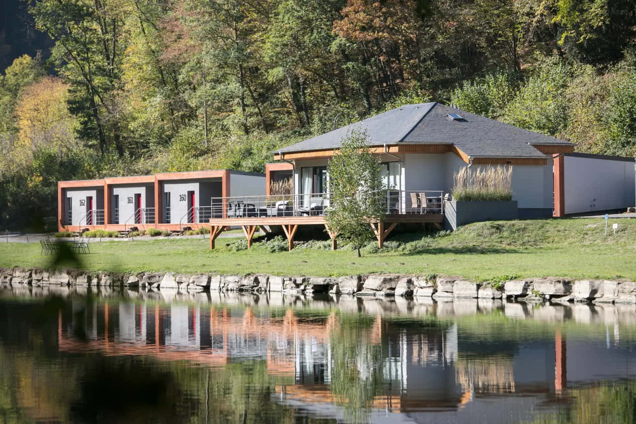 Diekirch Aan Het Meer Moderne Huisvesting Achtergrond