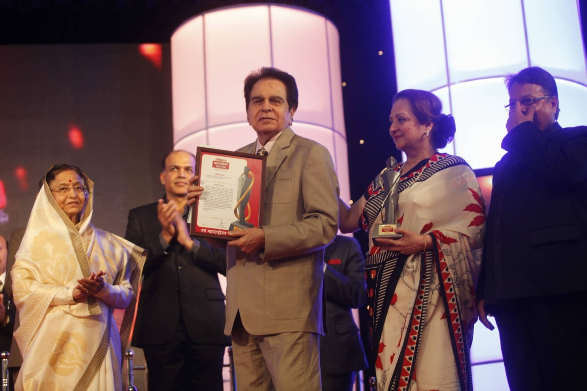 Dilip Kumar Receiving An Award Background