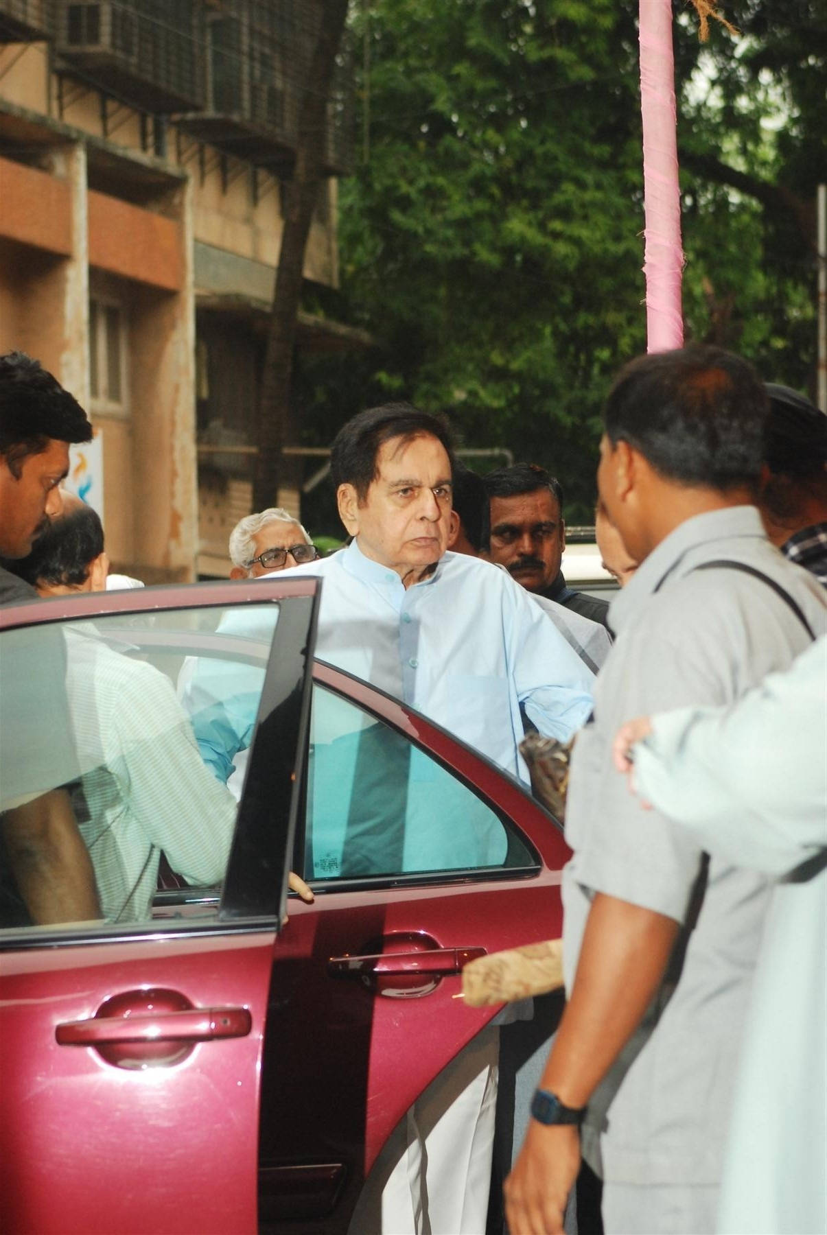 Dilip Kumar Stepping Out Of Car Wallpaper