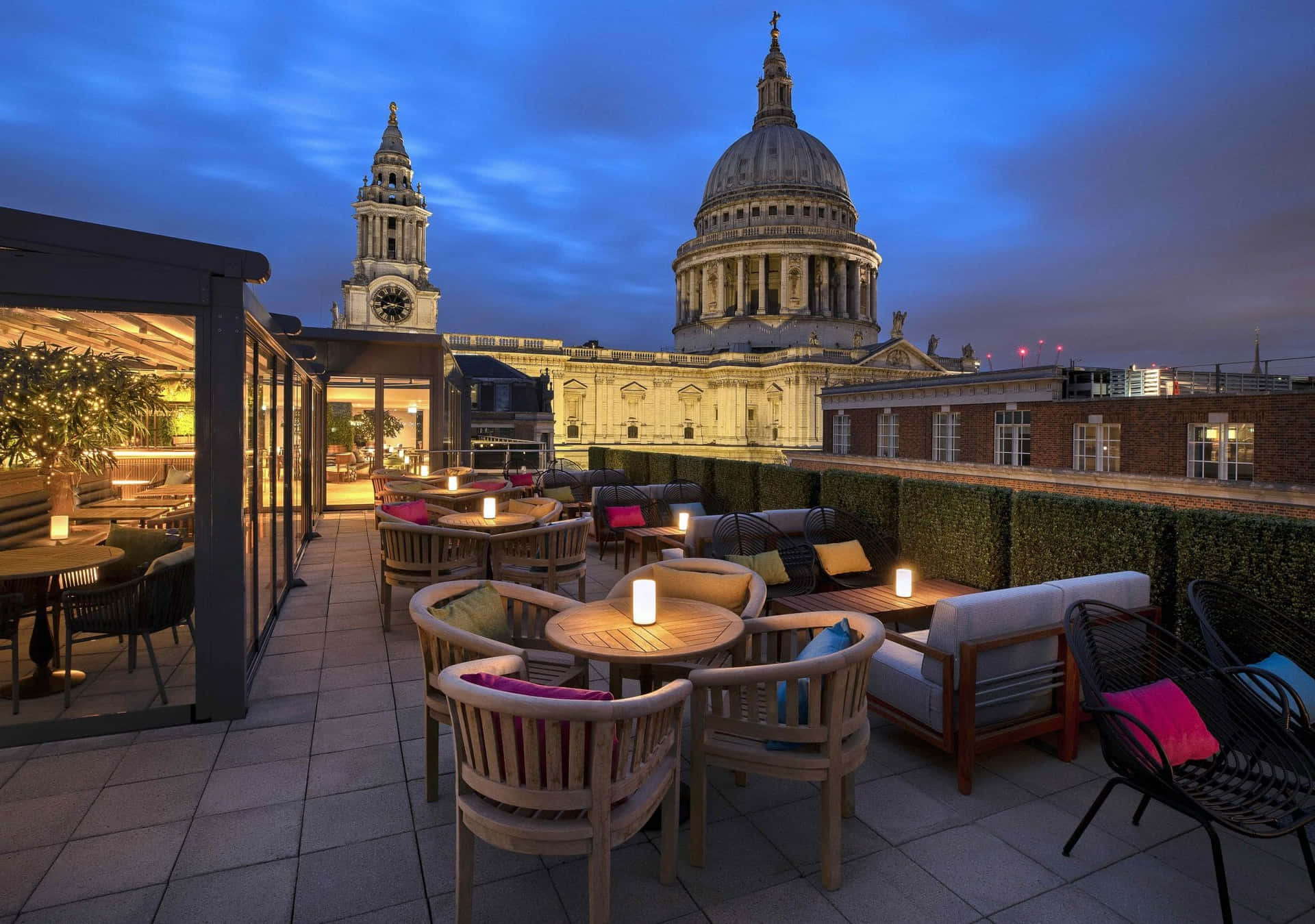 Alfresco Dining by St. Paul's Cathedral Wallpaper