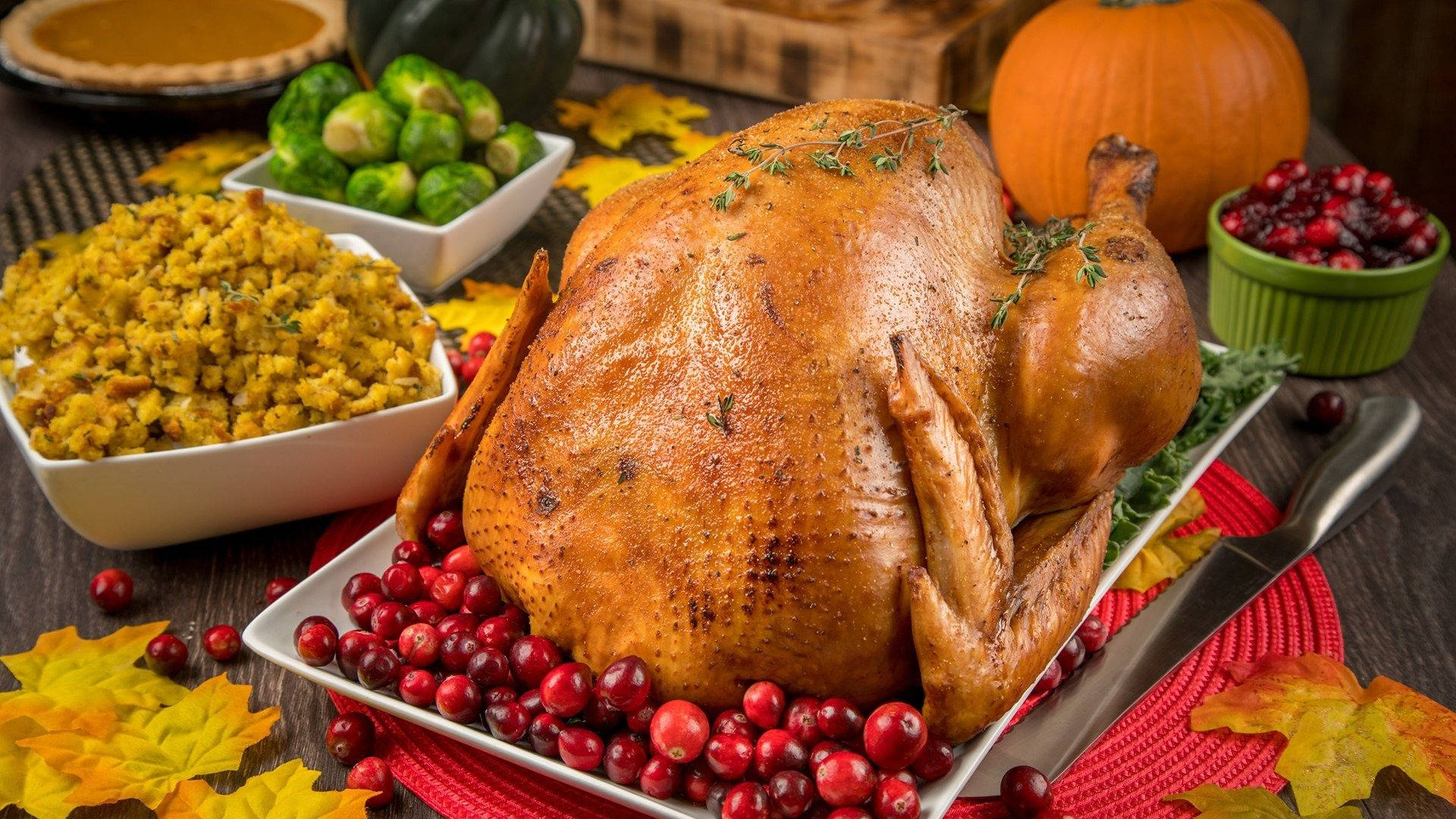 Dinner With A Yummy Roasted Turkey Wallpaper