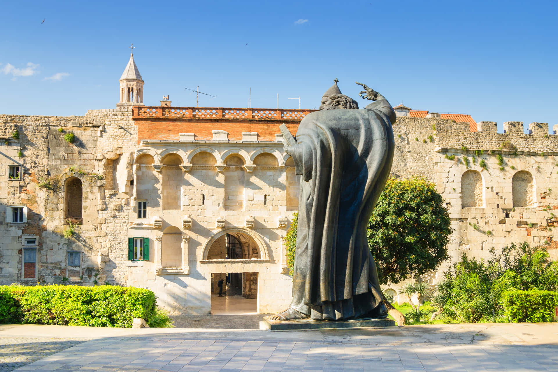 Vistafrontal De La Puerta Dorada Del Palacio De Diocleciano. Fondo de pantalla