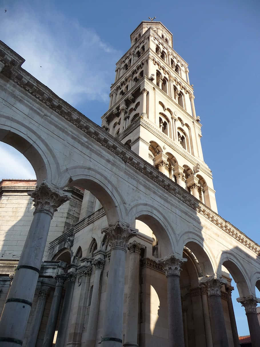 Majestic View of Diocletian's Palace in Daylight Wallpaper
