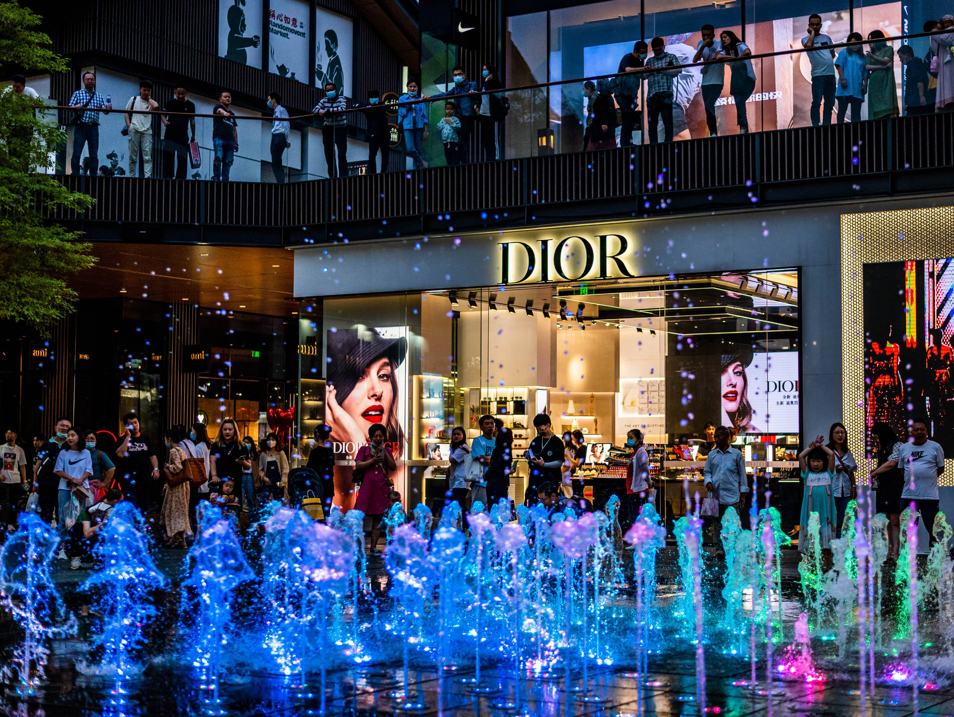 Dior Store Mall Fountain Wallpaper