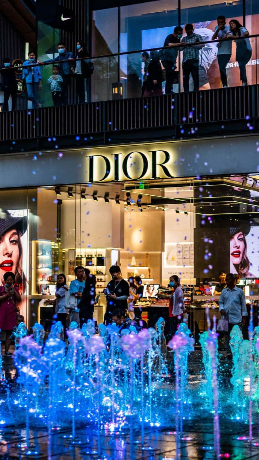 Dior Storefront Nighttime Fountain Display Wallpaper