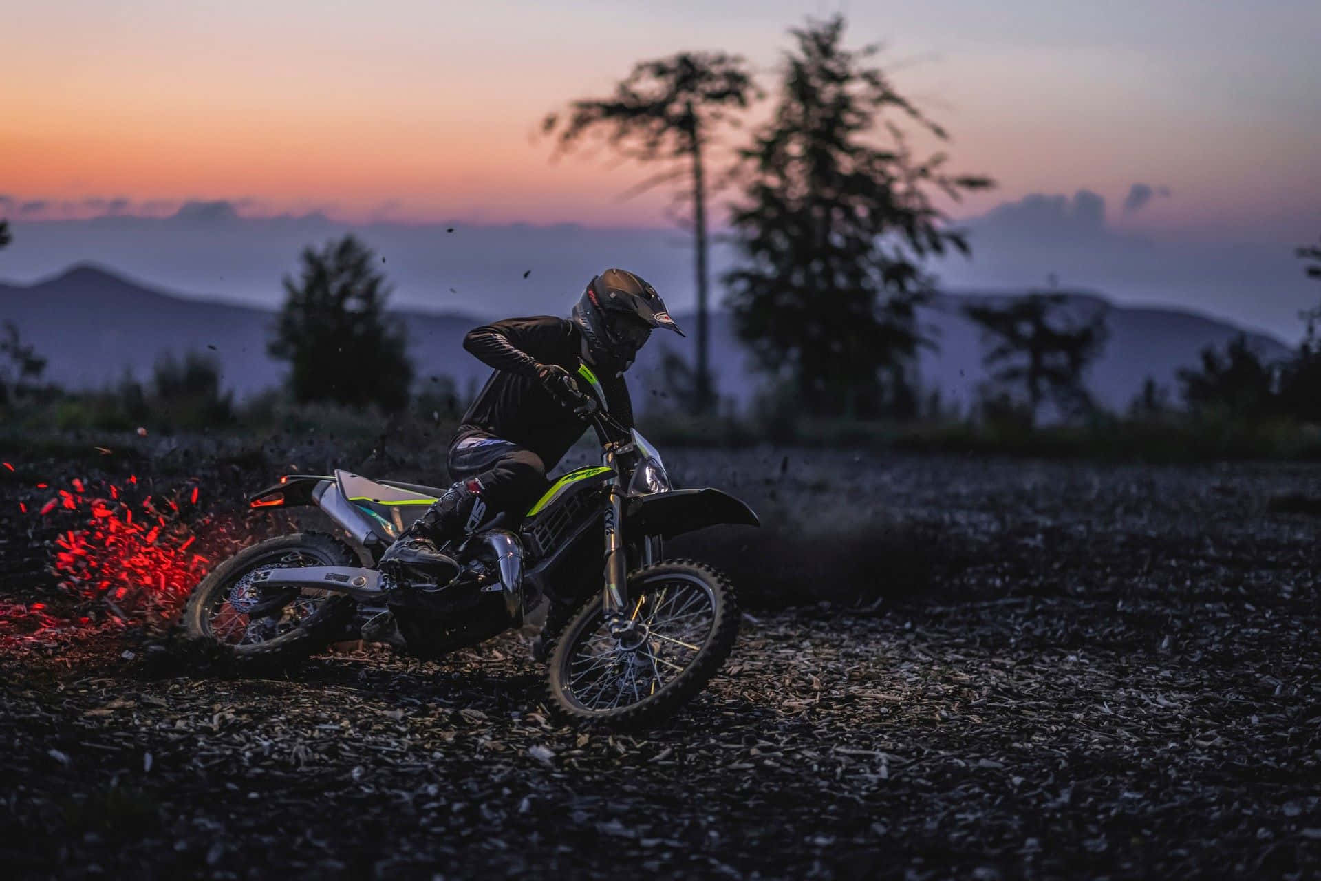 Dirt Bike Rijder Bij Dusk Achtergrond