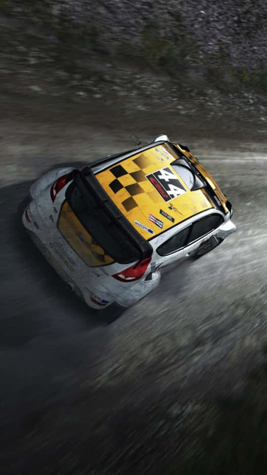Et rallybil kører ned ad en grusvej Wallpaper