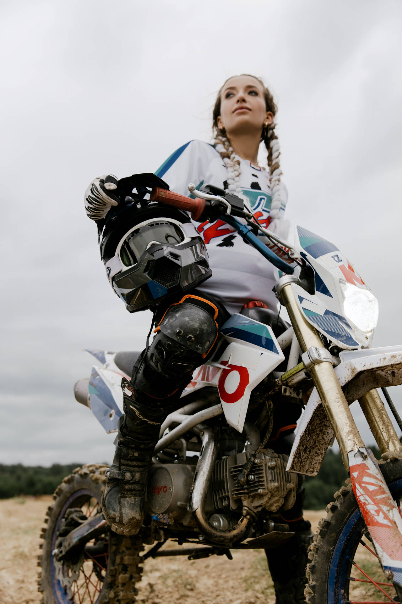 Motociclistafemenina En Una Motocross Fondo de pantalla