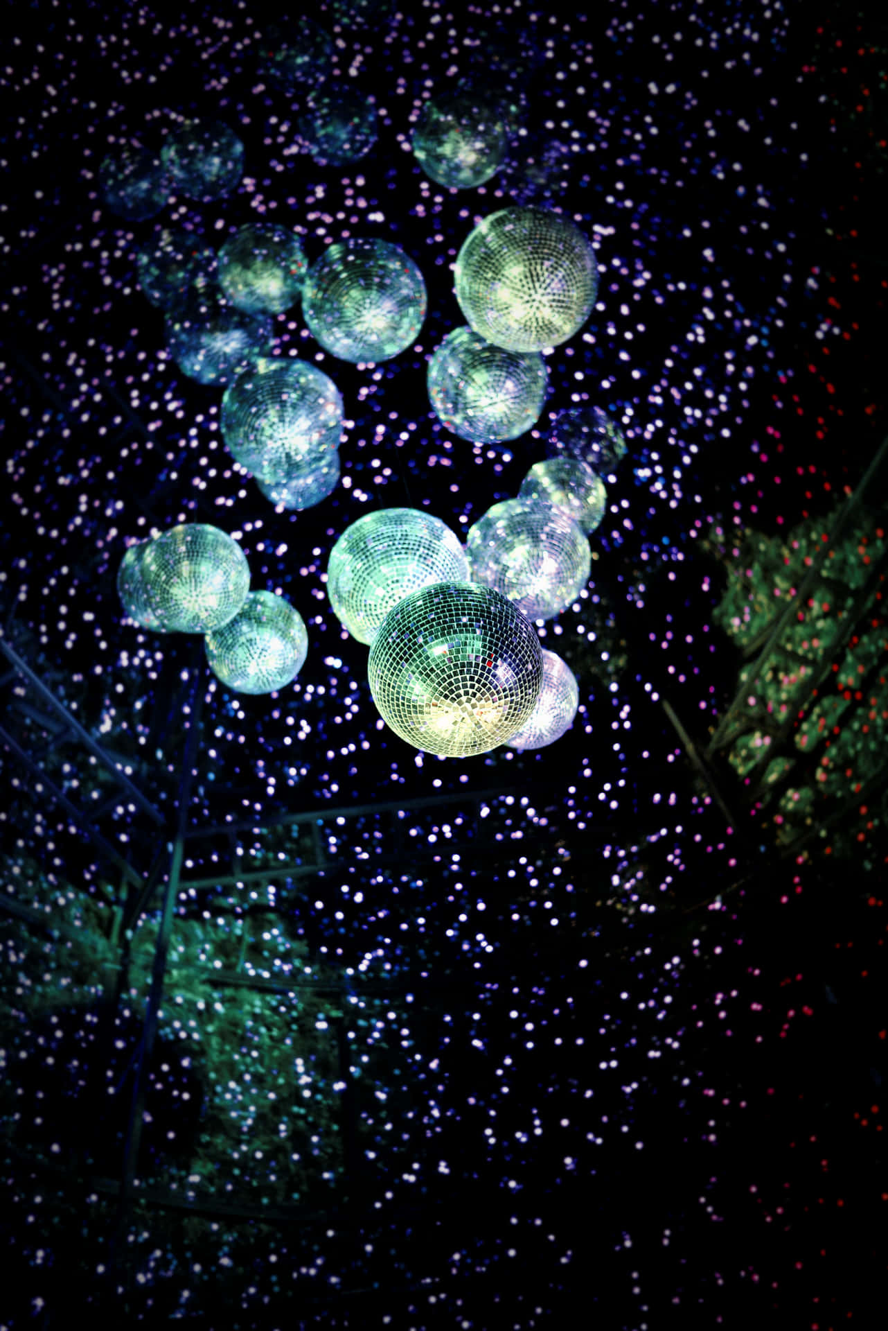 Violetter,blau Leuchtender Spiegelkugel-discountergrund