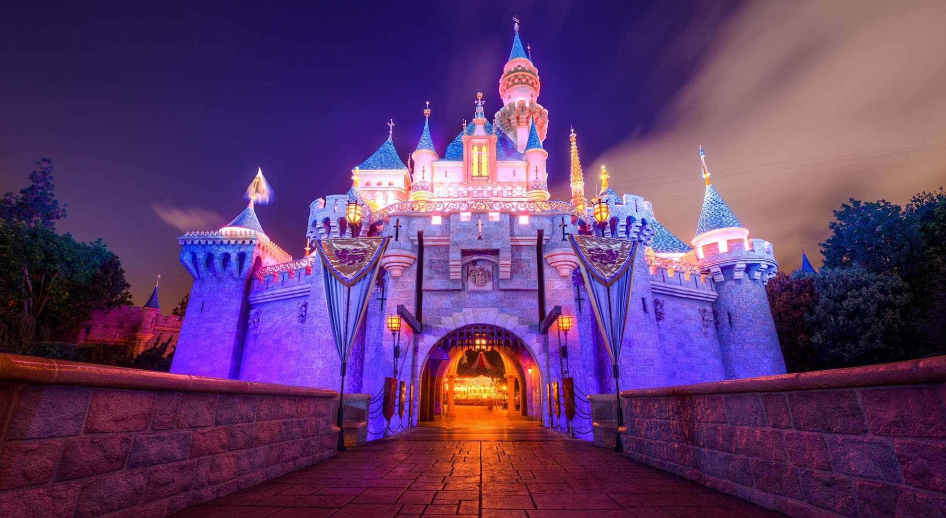 Utforskaen Värld Av Drömmar Och Fantasi Vid Disney Castle.