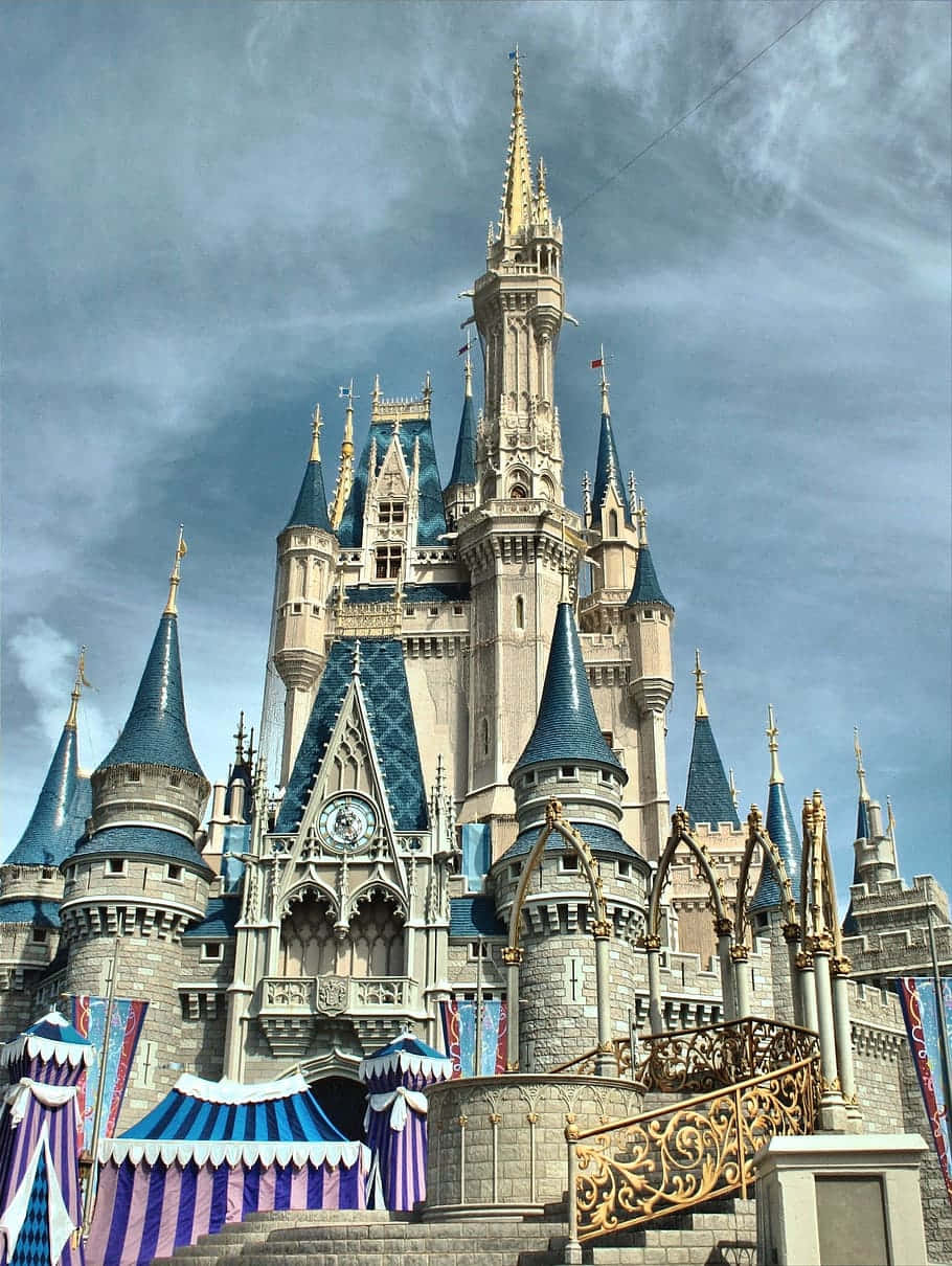 Entrain Un Mondo Magico Di Meraviglia Presso L'iconico Castello Di Disney.
