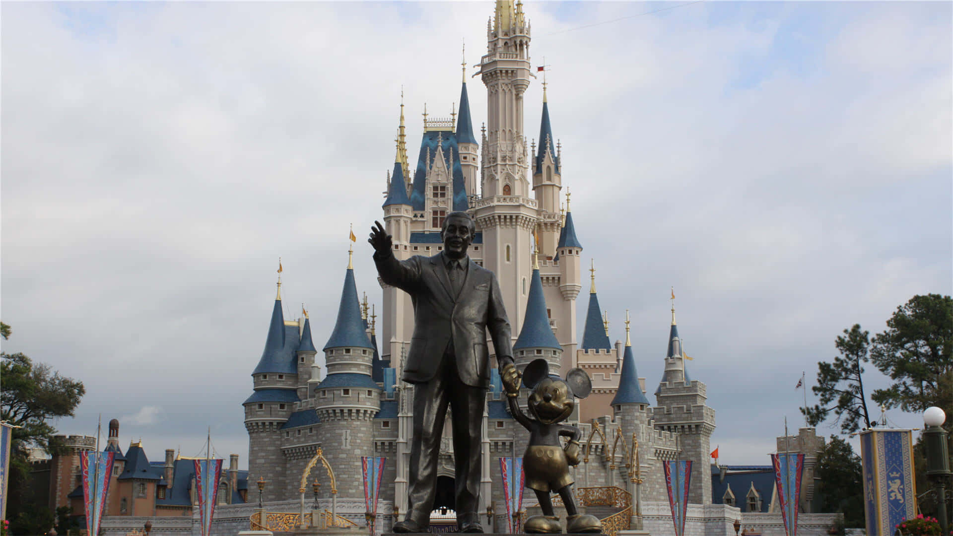 Utforskaden Magiska Världen Av Walt Disney Med Ett Besök På Disney-slottet.