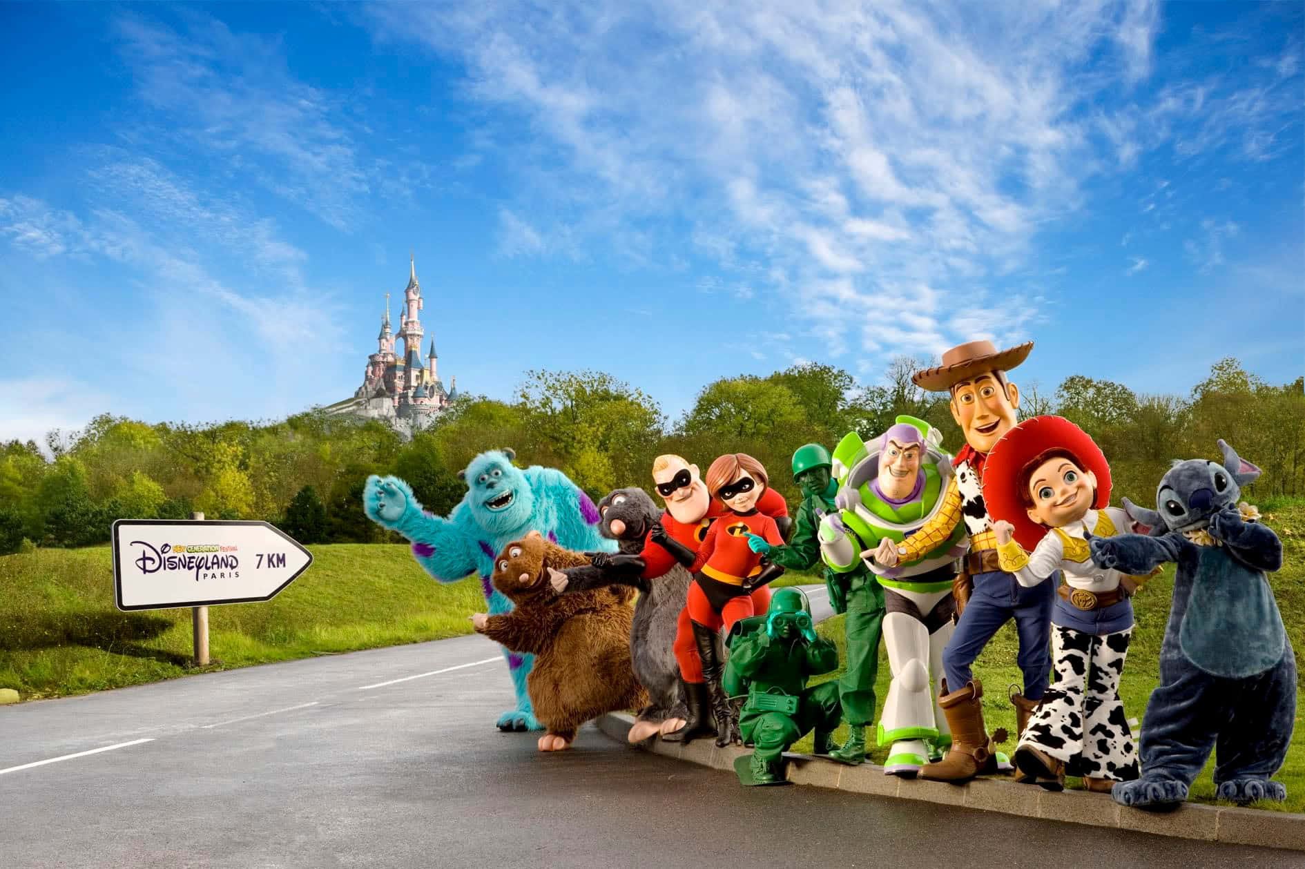 Disney Figurer Inviterer Dig Til At Besøge Disneyland Paris Wallpaper
