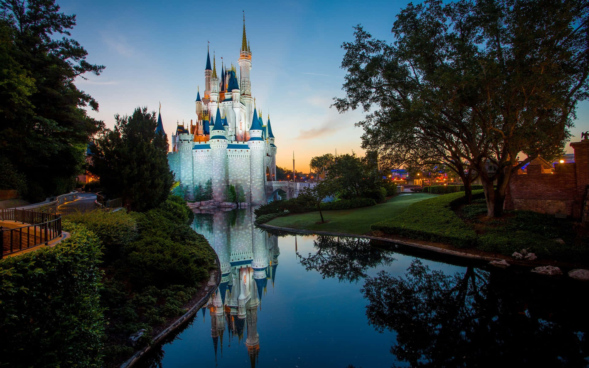Disneyworld Con Árboles Como Fondo De Escritorio Fondo de pantalla