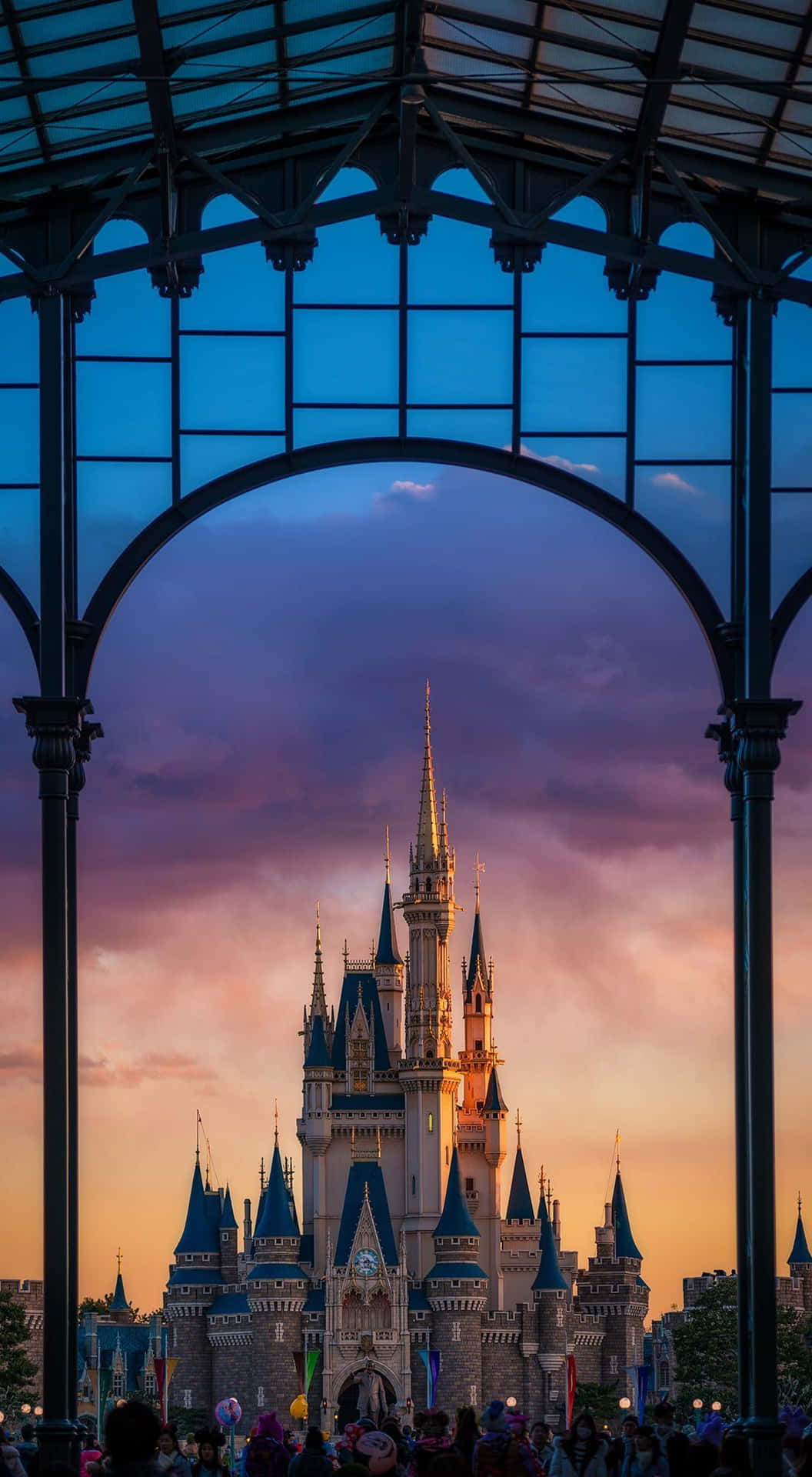 Vistadel Castillo De Disney World En La Puerta Del Arco Del Iphone. Fondo de pantalla