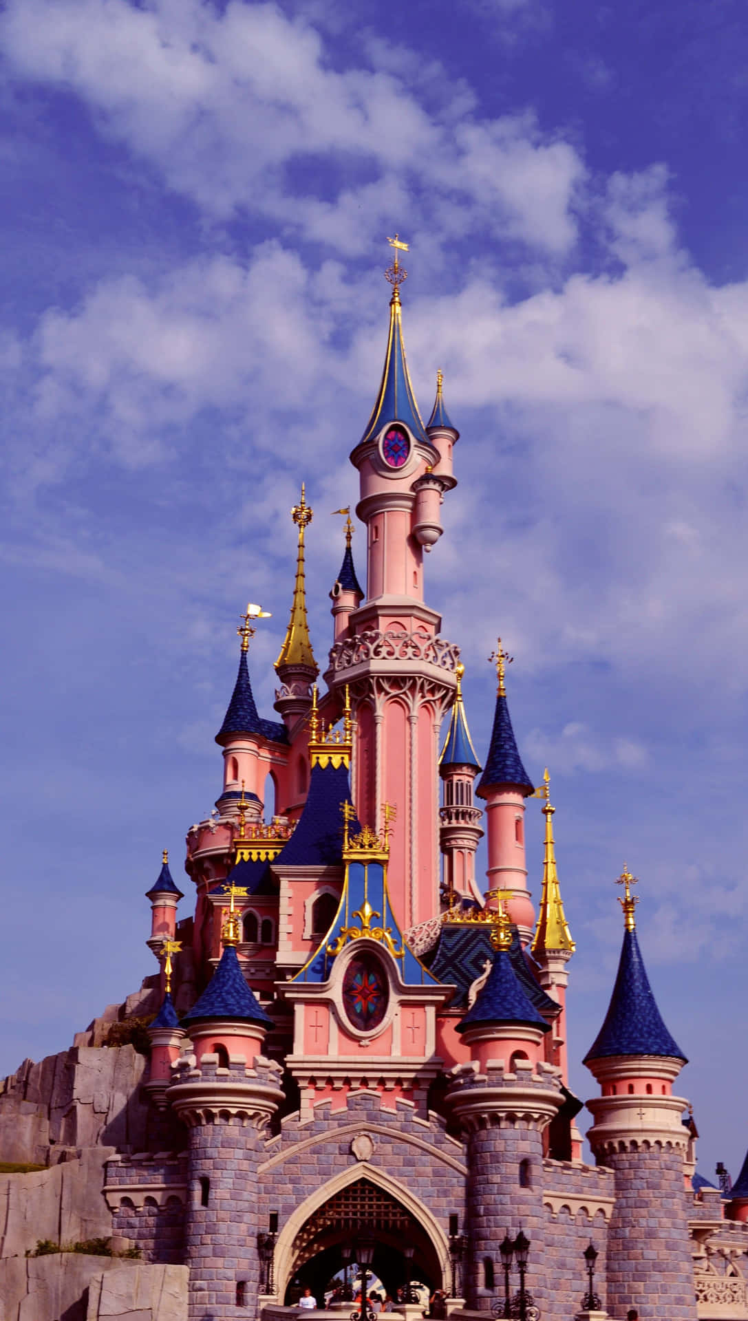 Udforsk magien ved Disney World med en iPhone- baggrund. Wallpaper