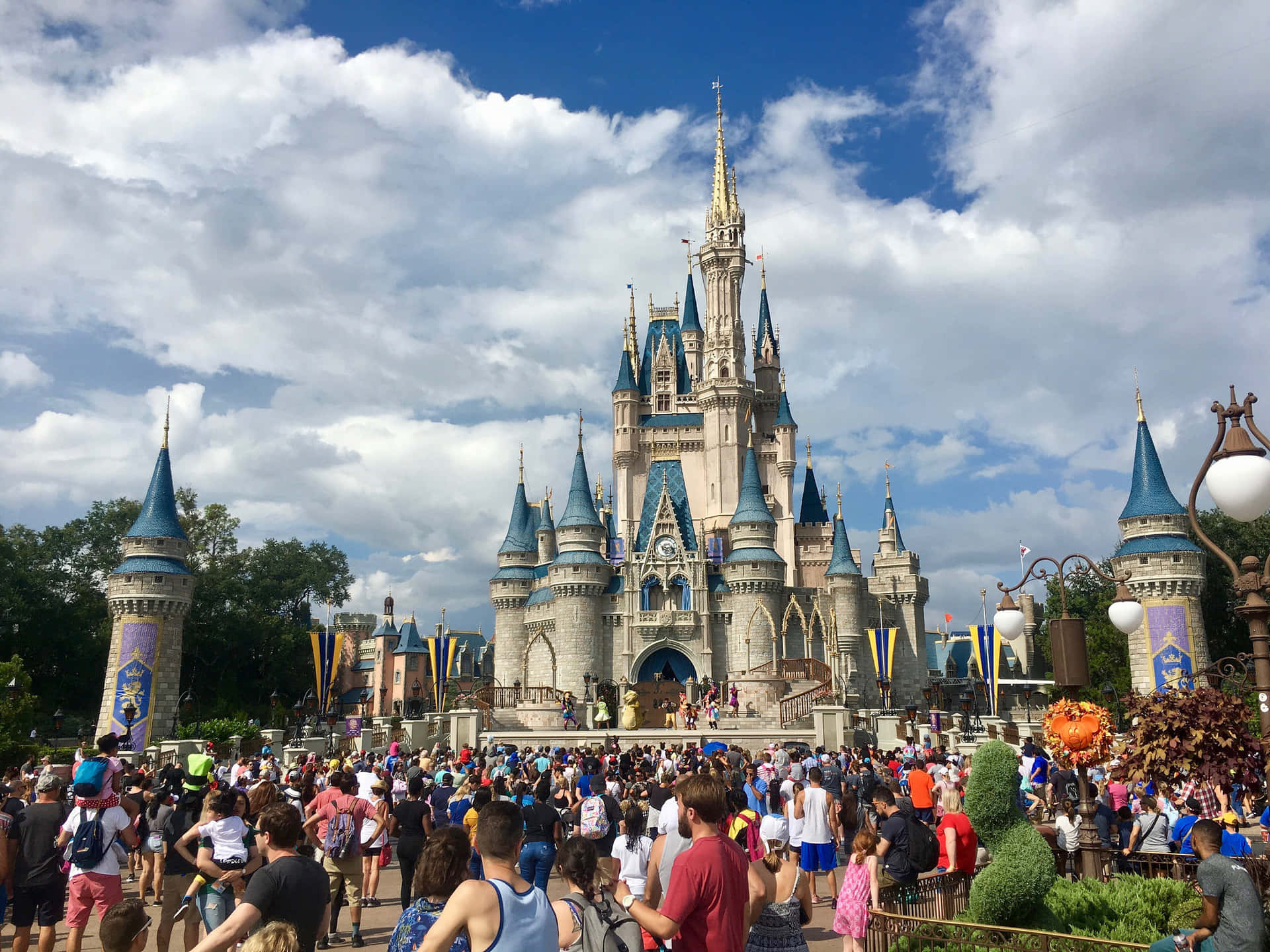 Meden Fantastisk Udsigt Over Den Funklende Askepot Slot, Er Disney World Den Ultimative Familie Destination, Når Det Gælder Computer Eller Mobilbaggrunde.
