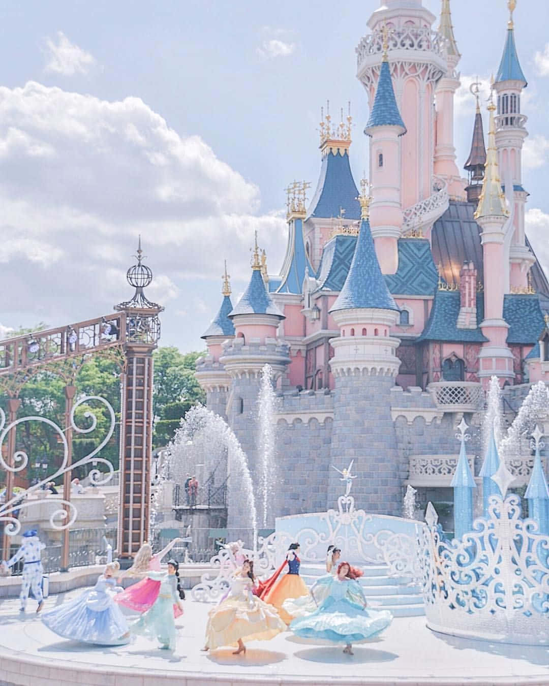 Denhär Magiska Bilden Fångar Den Spännande Atmosfären Och Äventyret Som Väntar Dig På Disneyland.