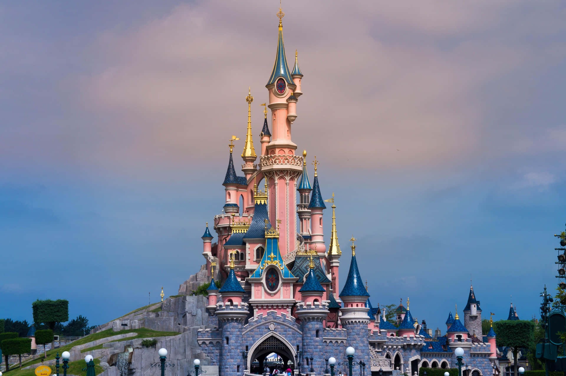 Disneylandparis Gegen Dunklen Himmel Wallpaper