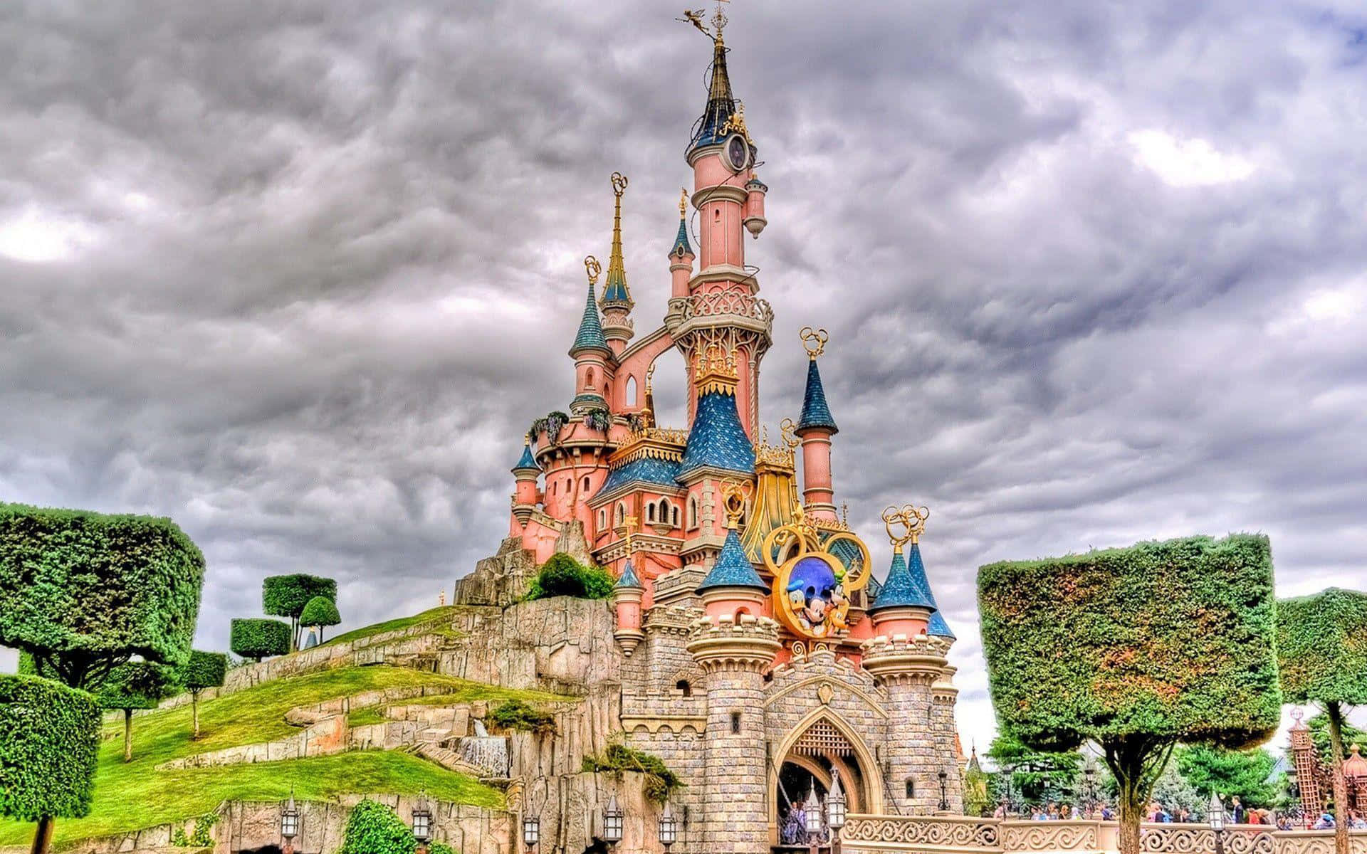 Disneyland Paris mod grå skyer. Wallpaper