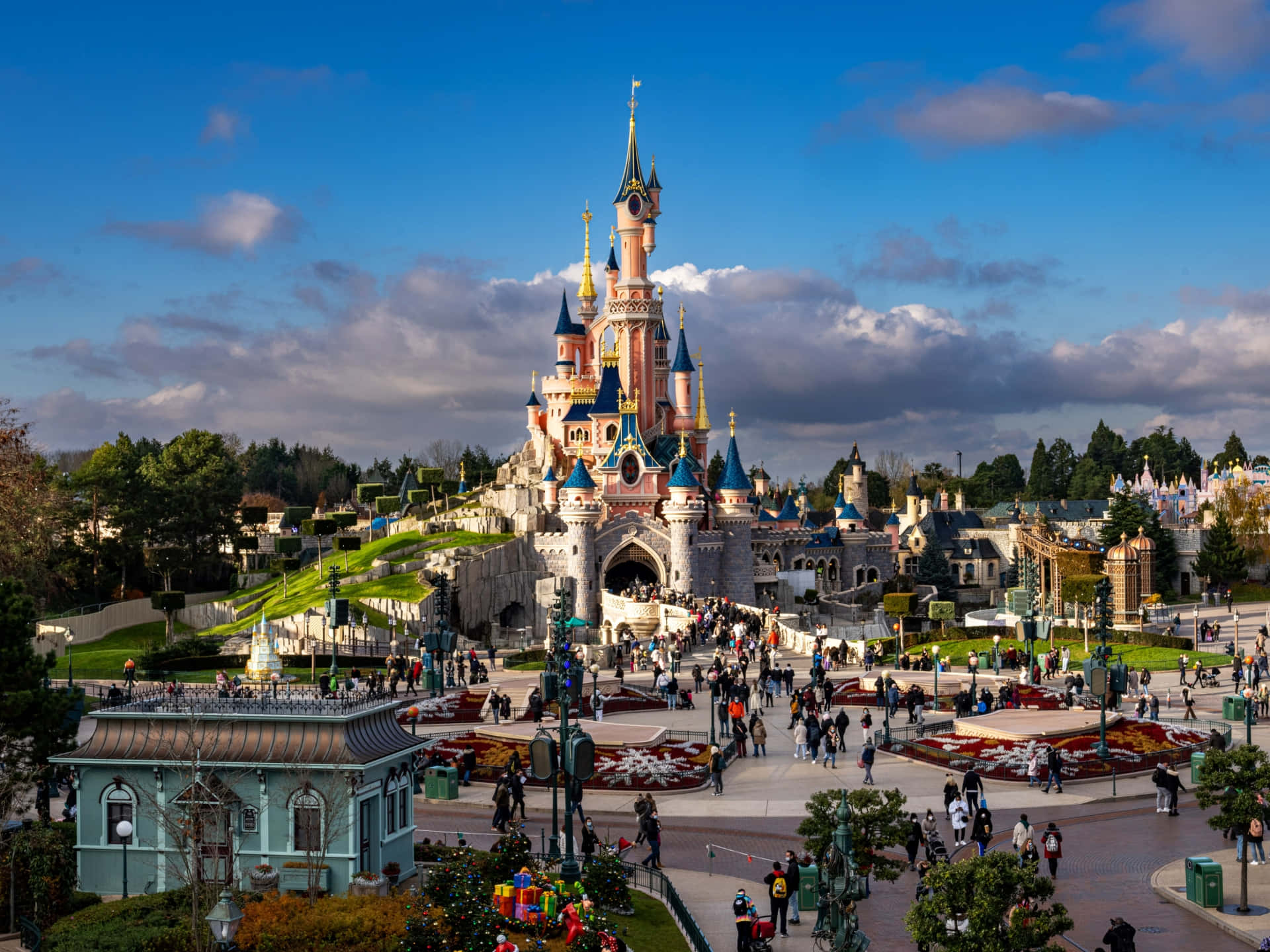 Tapet med forlystelsesparken Disneyland Paris Wallpaper