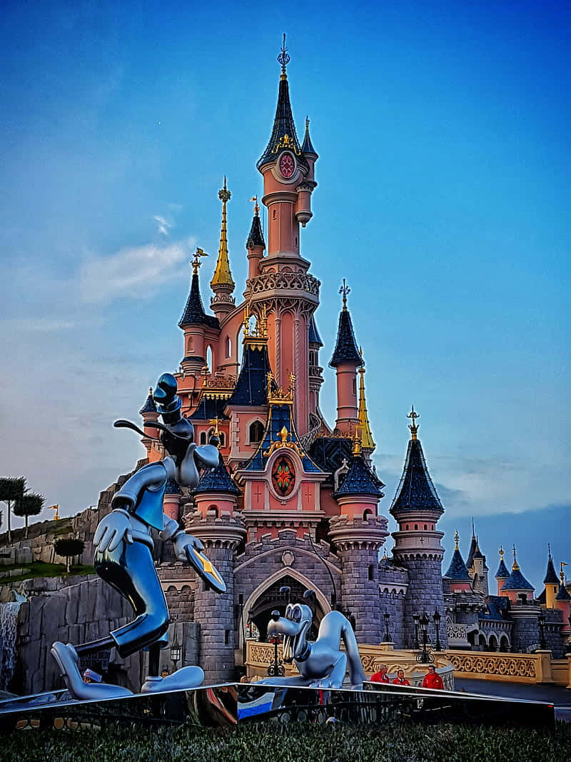 Disneylandparis Med Goofy Och Pluto Som Motiv På Dator- Eller Mobilskärmsbakgrund. Wallpaper
