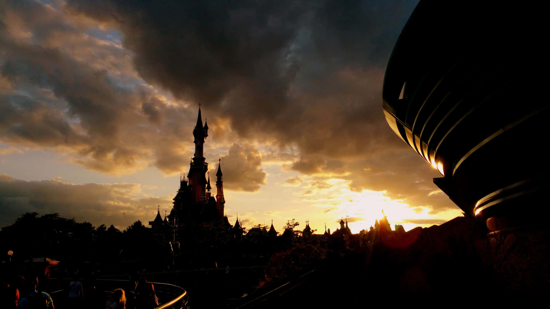 Disneyland Paris Silhouette tapet: Se silhuet af et af de eventyr, som Paris byder på. Wallpaper