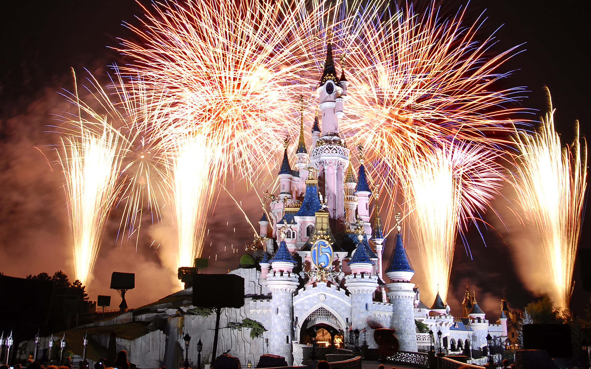 Disneylandparis Con Extravagantes Luces De Fuegos Artificiales. Fondo de pantalla