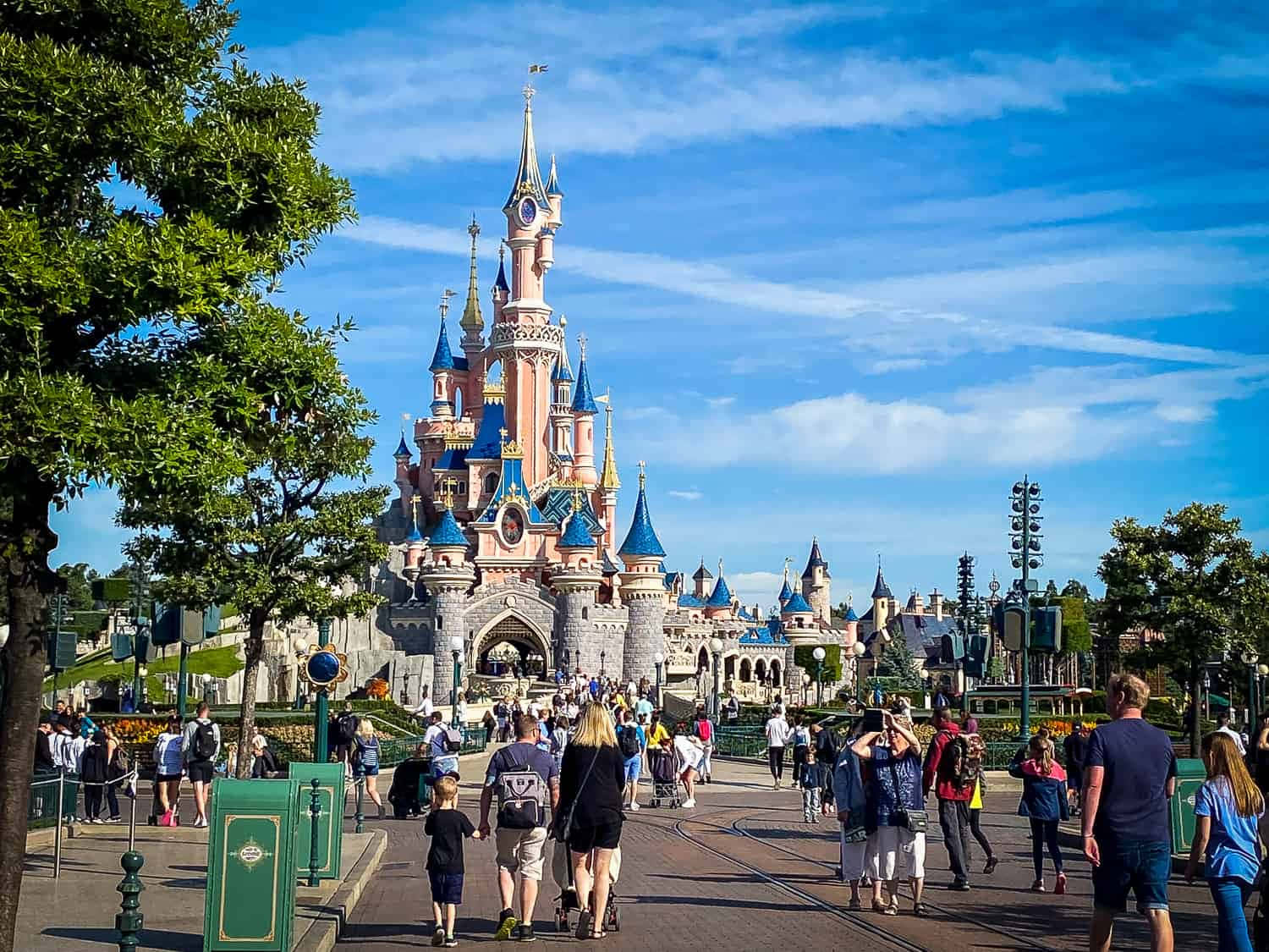 Disneyland Paris med mange turister Wallpaper