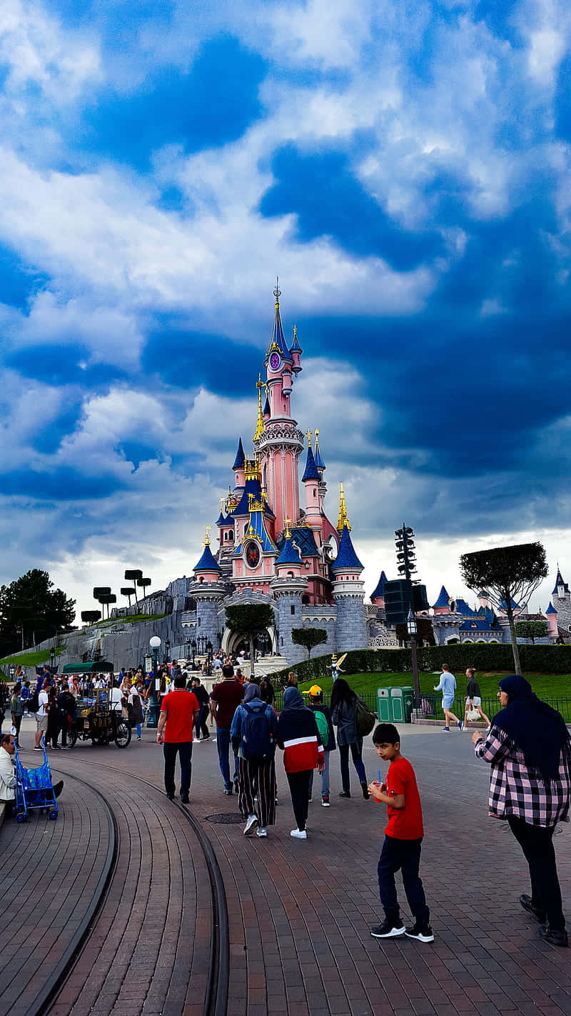 Disneyland Paris med flere turister Wallpaper