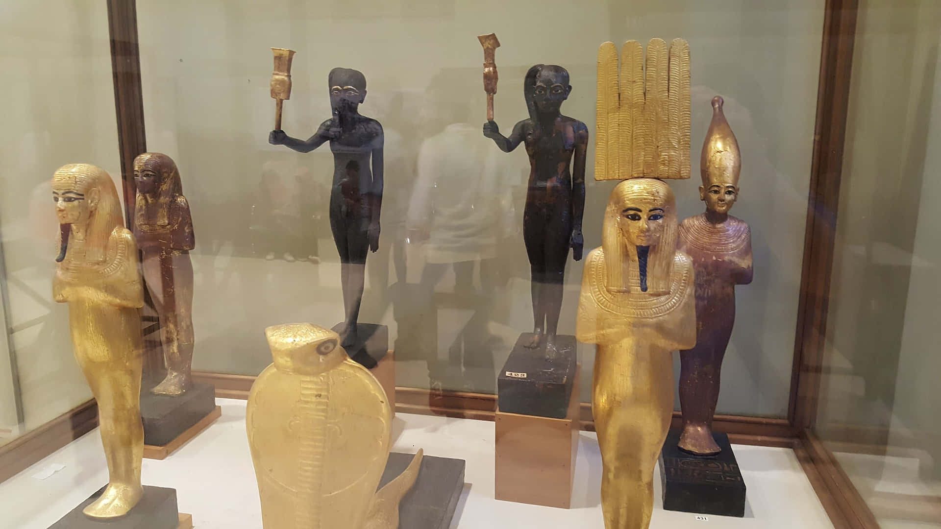 Displays Inside Egyptian Museum Wallpaper