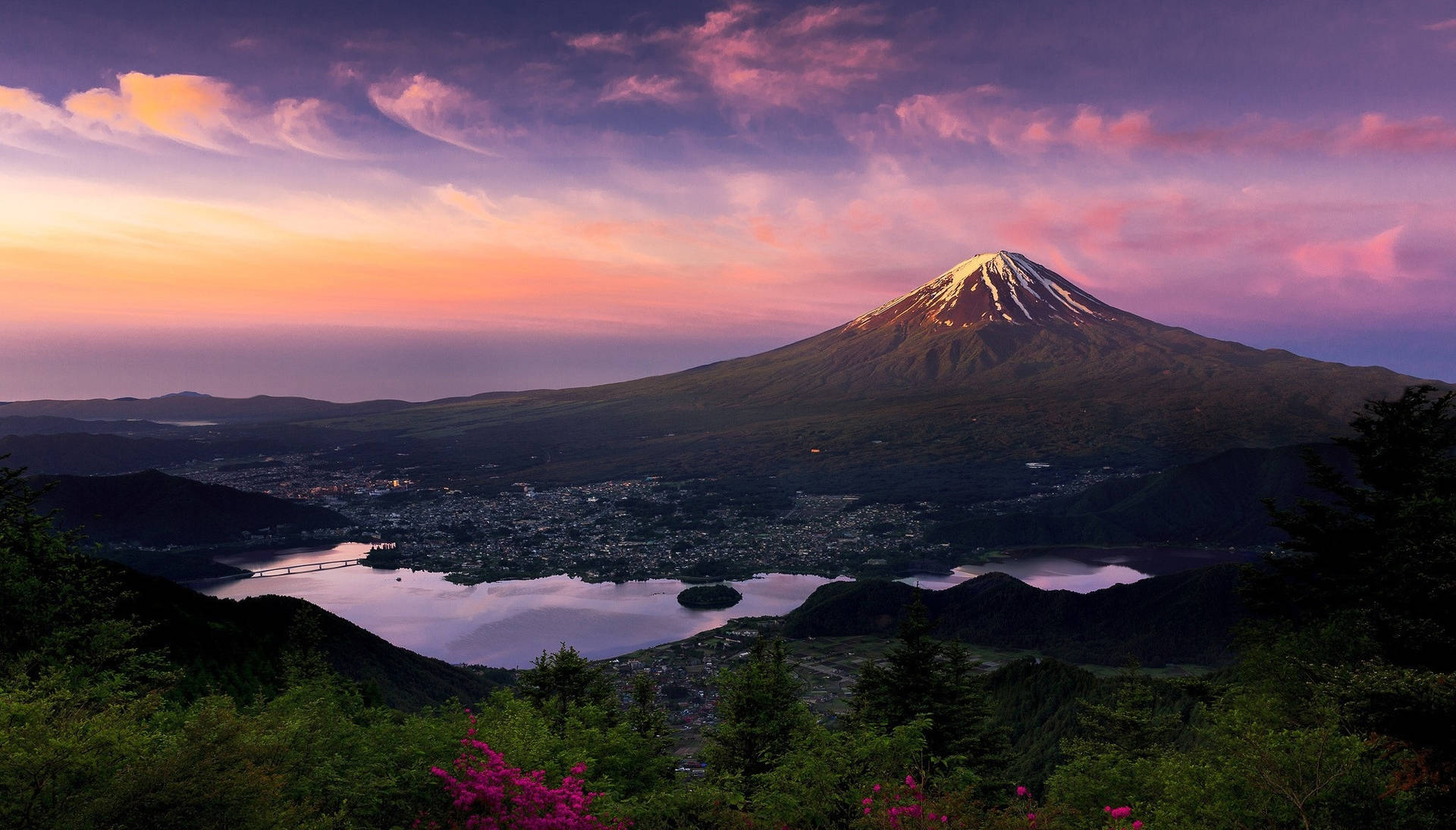 Distant Mount Fuji-motiv: Fremhæv din edelstenssøgning med denne dramatiske udsigt af Mount Fuji. Wallpaper