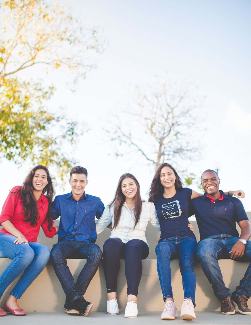 Diverse Studenten Glimlachend Buiten Achtergrond