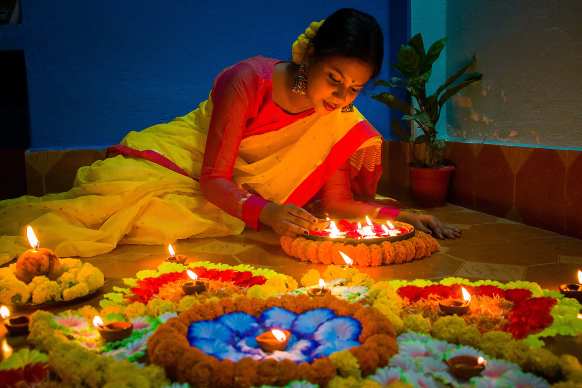 Kvinde,der Tænder Stearinlys På Diwali-baggrund.