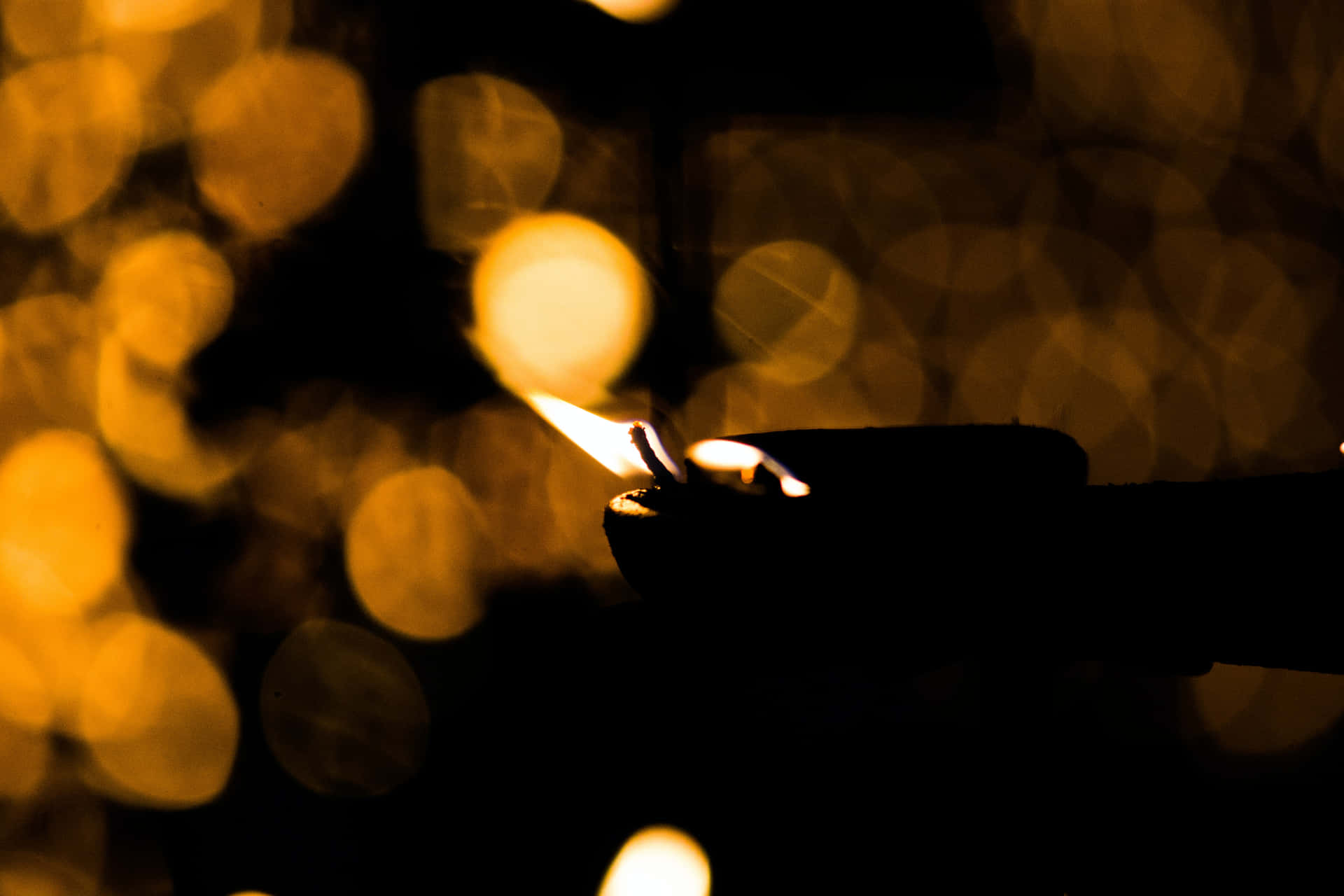Handsilhouette,das Eine Kerze Zum Diwali-fest Hält, Im Hintergrund