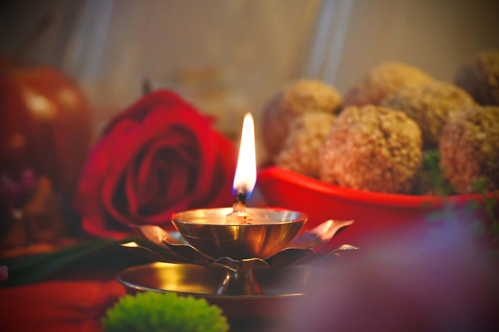 Oplyststearinlys På Sølvbæger Diwali Baggrund