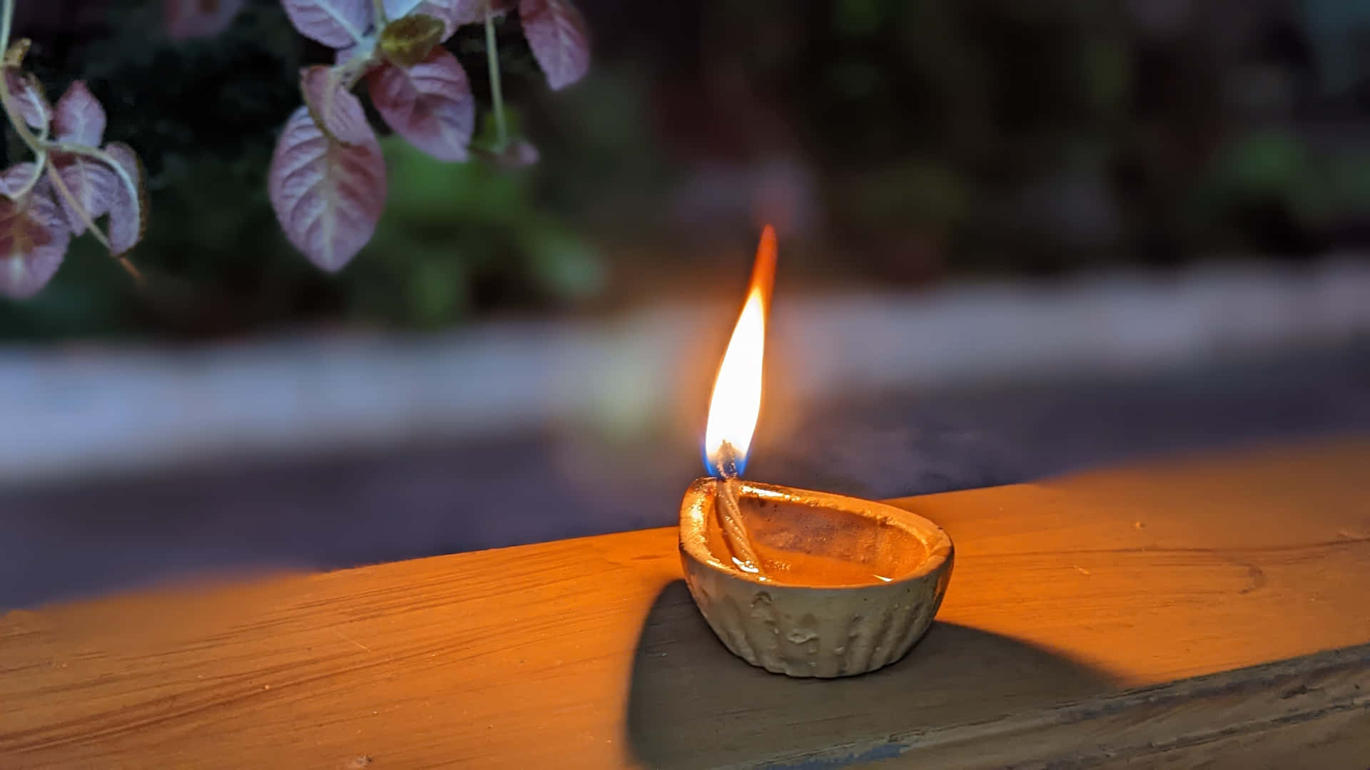 Enensam Diwali-ljus På Bordet Som Bakgrund.