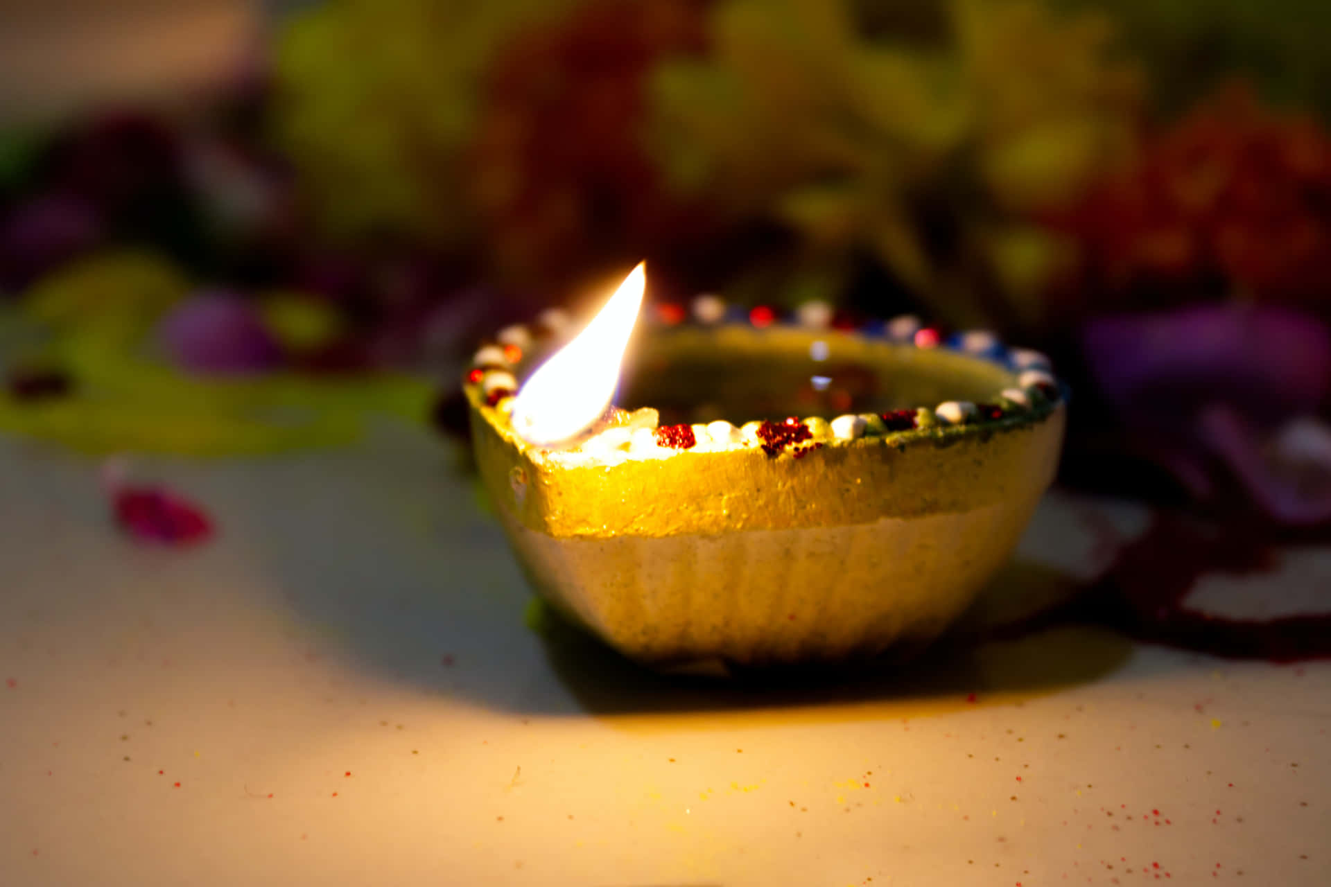 Kerzegegen Blumen Diwali Hintergrund