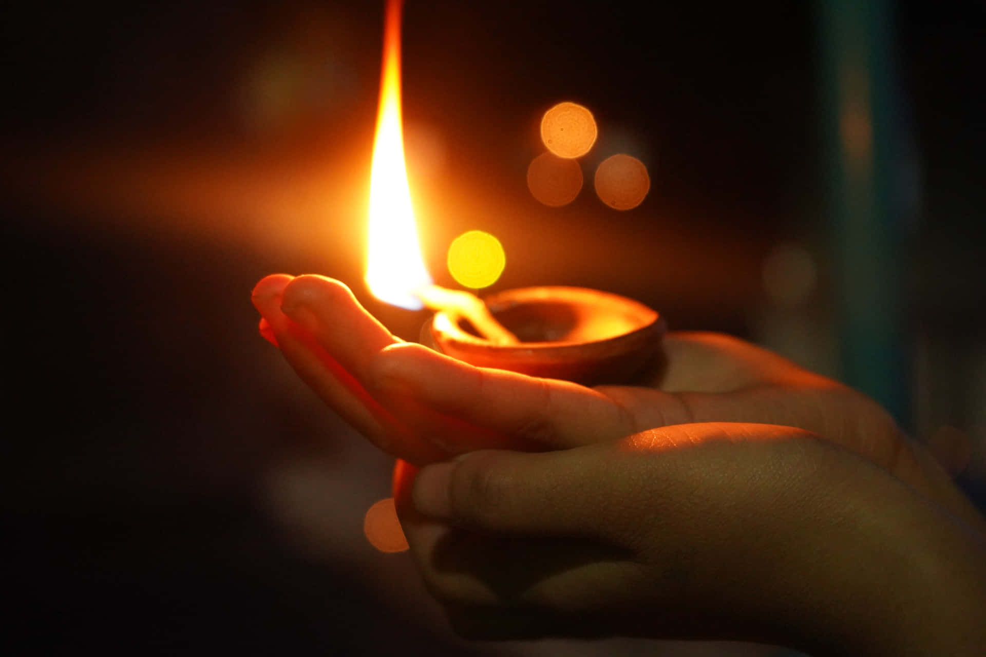Planode Fundo De Diwali Com Vela Segurada Pelas Mãos