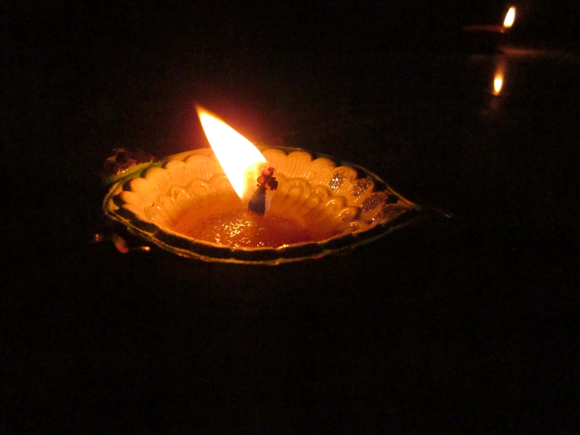 Fondode Pantalla Oscuro Y Estético Con Velas De Diwali.