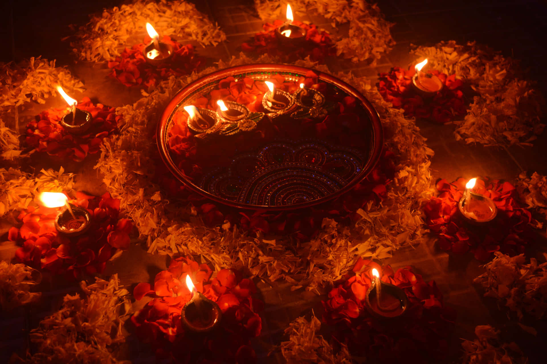 Velasde Diwali Com Fundo De Pétalas