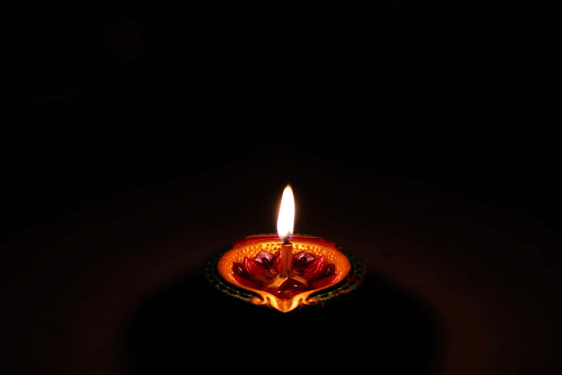 Fondode Pantalla De Diwali Con Una Vela Encendida.