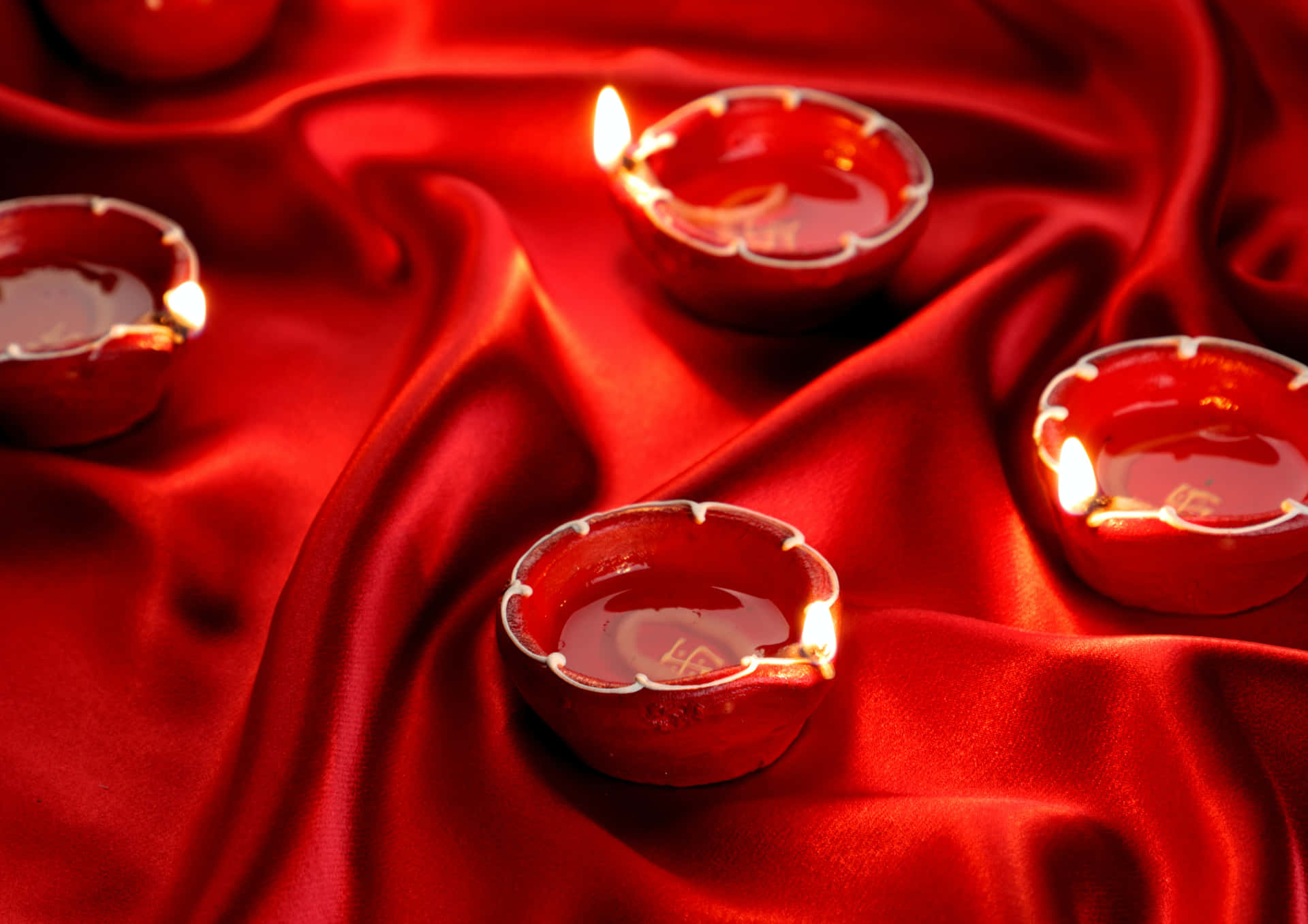 Fondocon Velas Rojas Encendidas Para Diwali