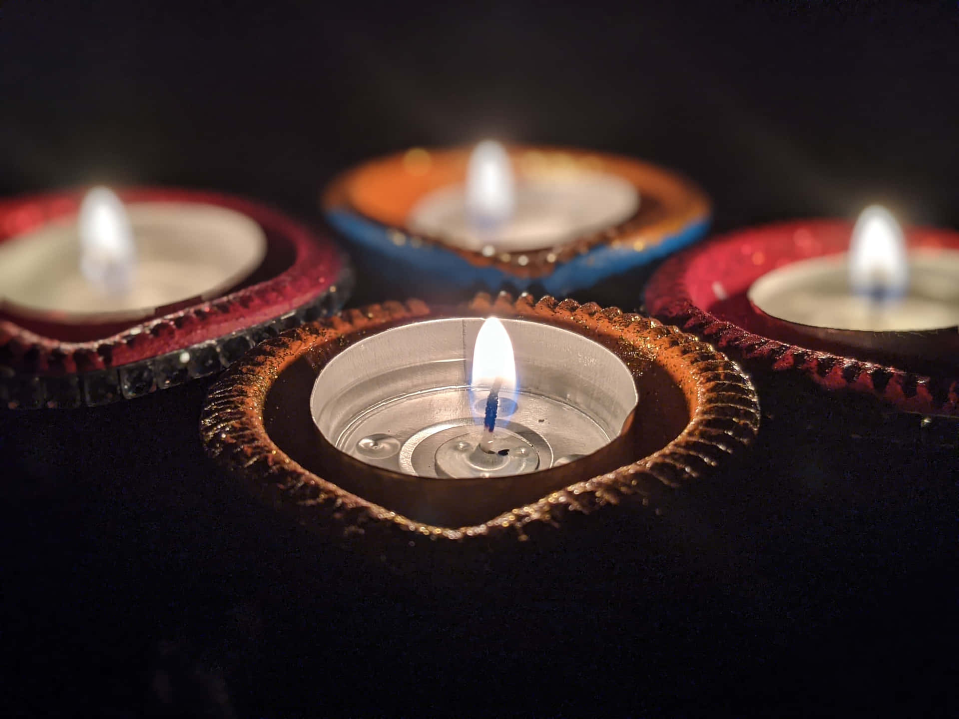 Mörkestetisk Bakgrund Med Fyra Ljus För Diwali.