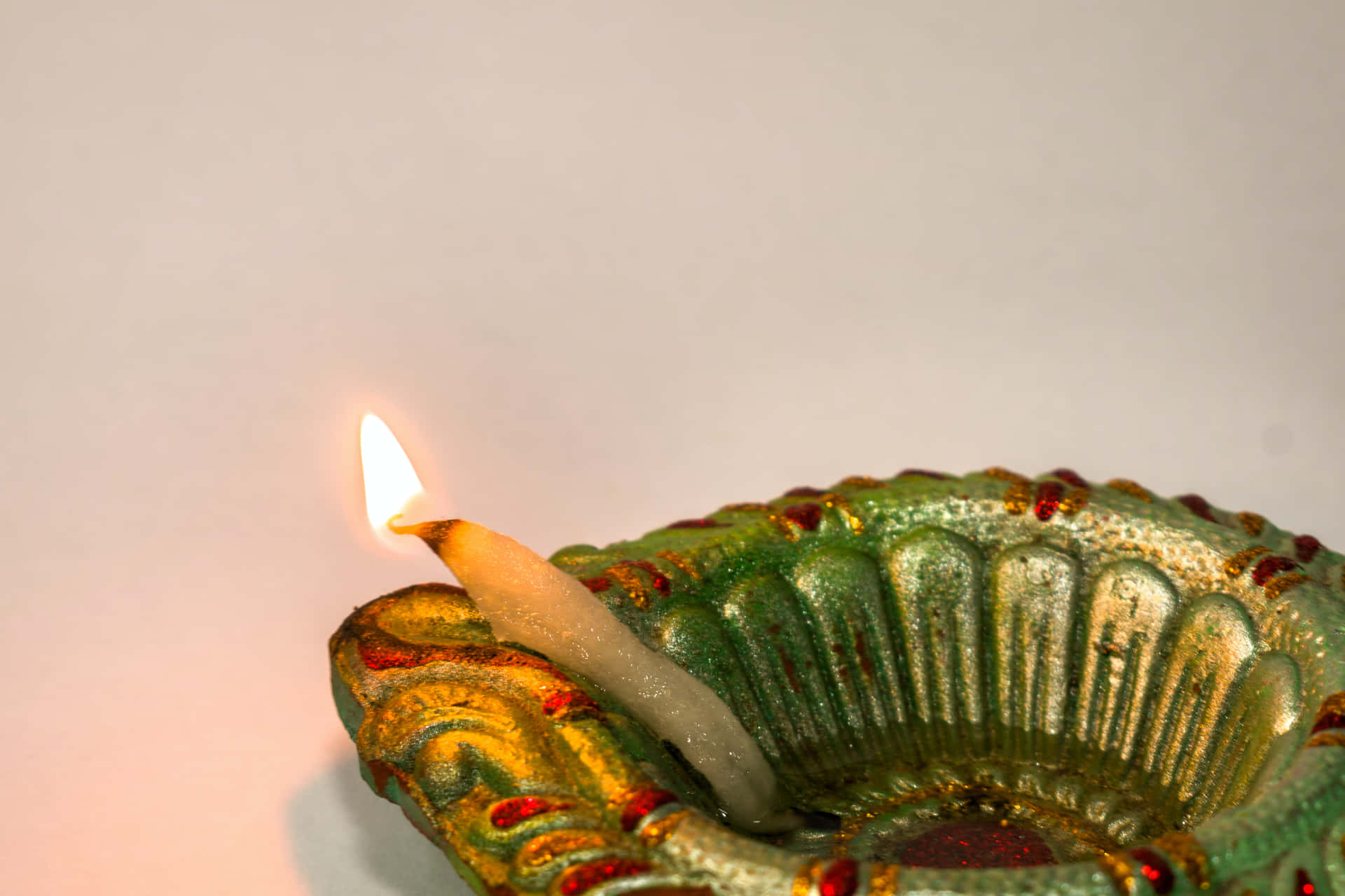 Schmelzendekerze Auf Glänzendem Diya Diwali Hintergrund