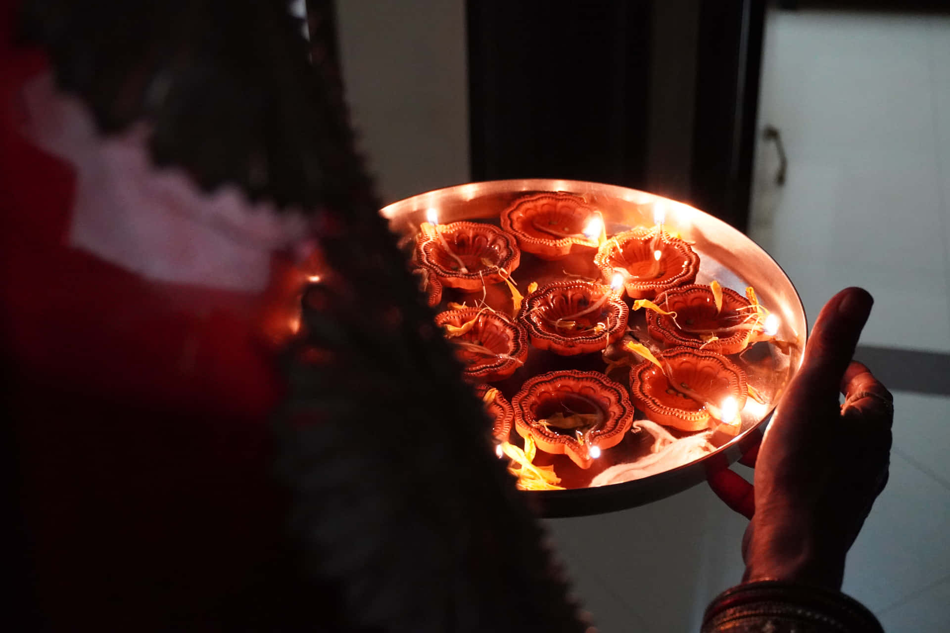 Mulhersegurando Uma Bandeja De Velas Diwali Como Fundo.