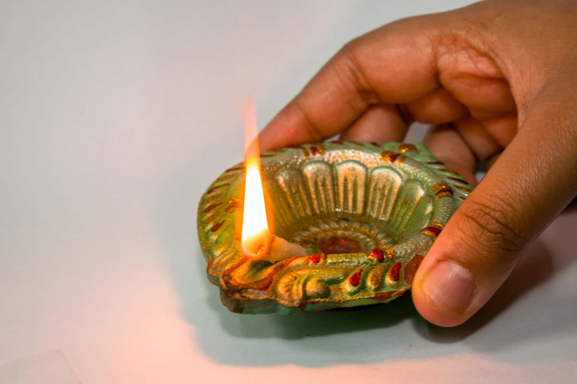 Fundode Tela Com Mão Colocando Uma Diya Para O Diwali.