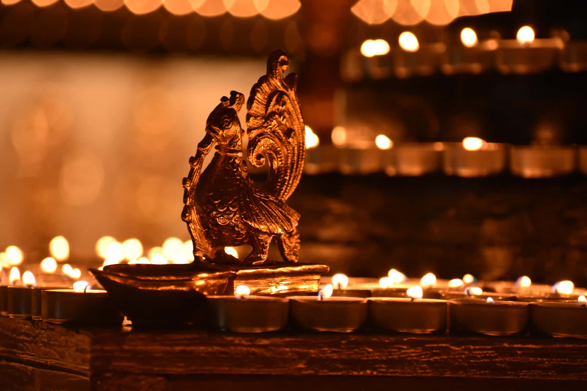 Fundode Diwali Com Velas E Ornamentos Dourados.
