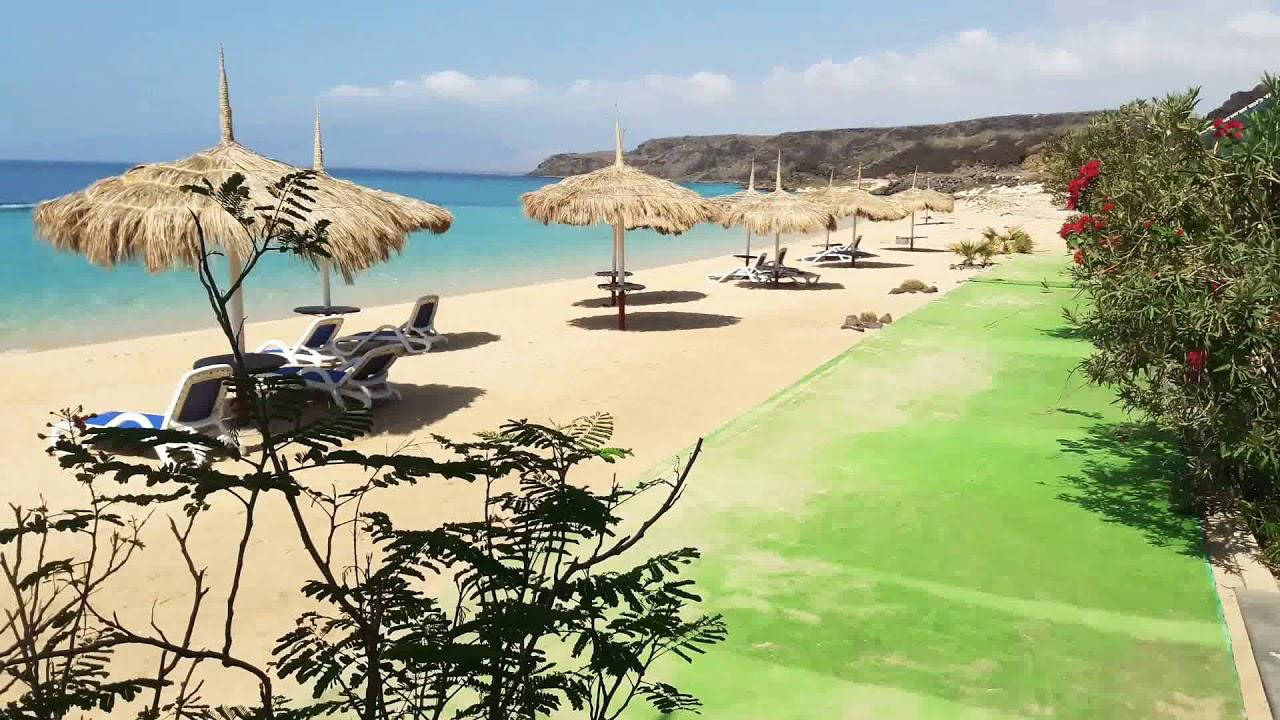 Spiaggiadi Djibouti Con Capanne Di Nipa Sfondo