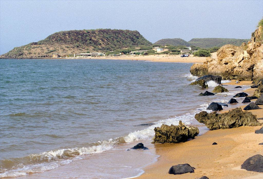 Djiboutirocce Spiaggia Di Khor Ambado Sfondo